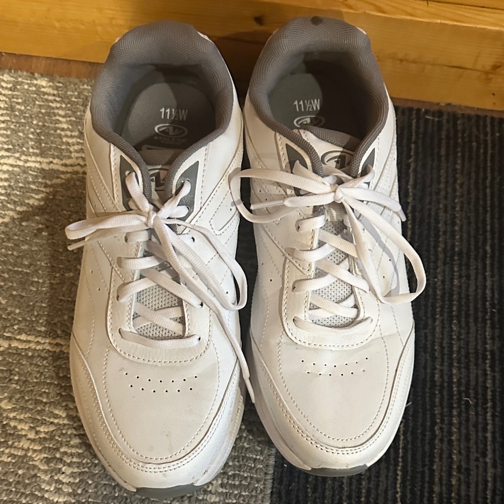 Nike Men's White Athletic Shoes size 11 1/2 memory foam